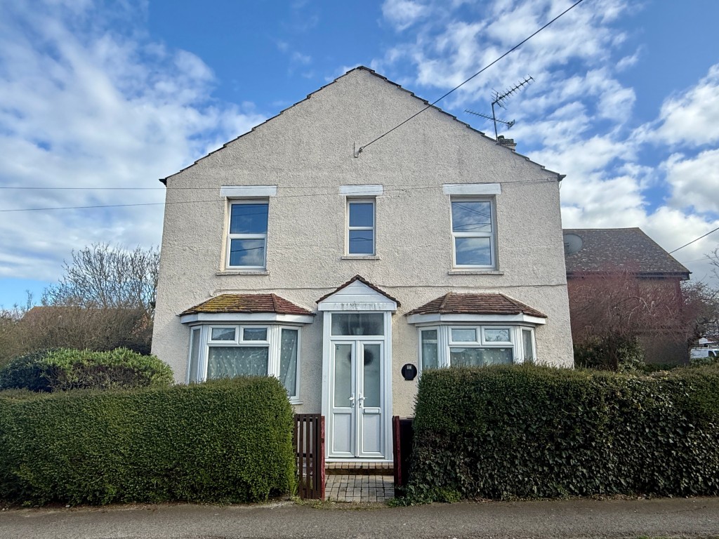 Lot: 107 - FOUR-BEDROOM DETACHED HOUSE FOR REFURBISHMENT - Detached house
